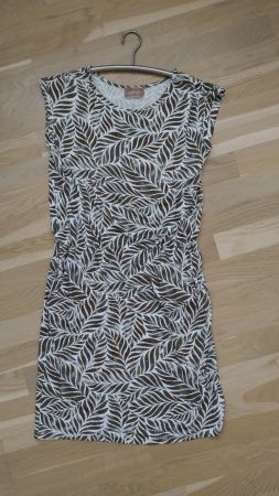 Bequemes sportlich femimines Sommerkleid von Cartoon