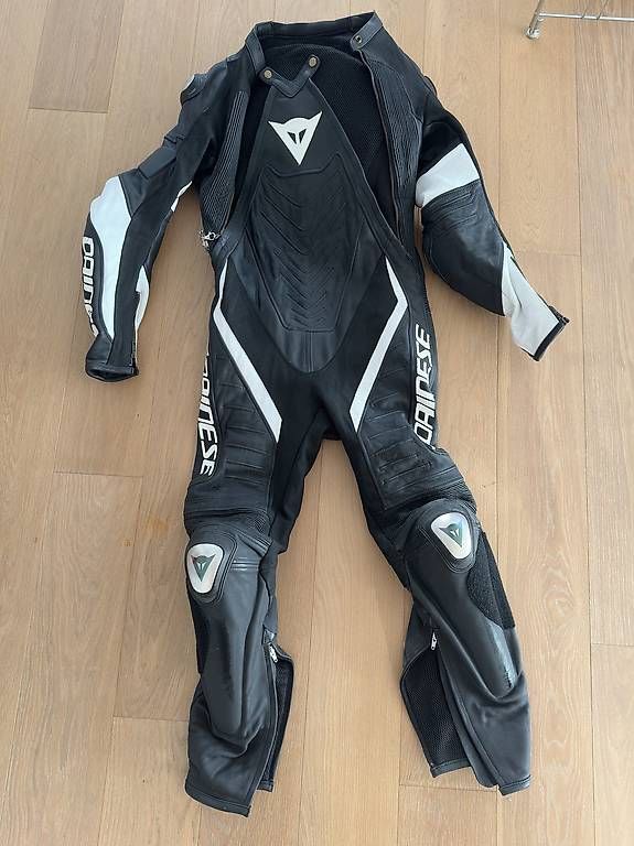 Completi: Dainese Lederkombi – Usato da Nussbaumen AG venduto da ulululuca