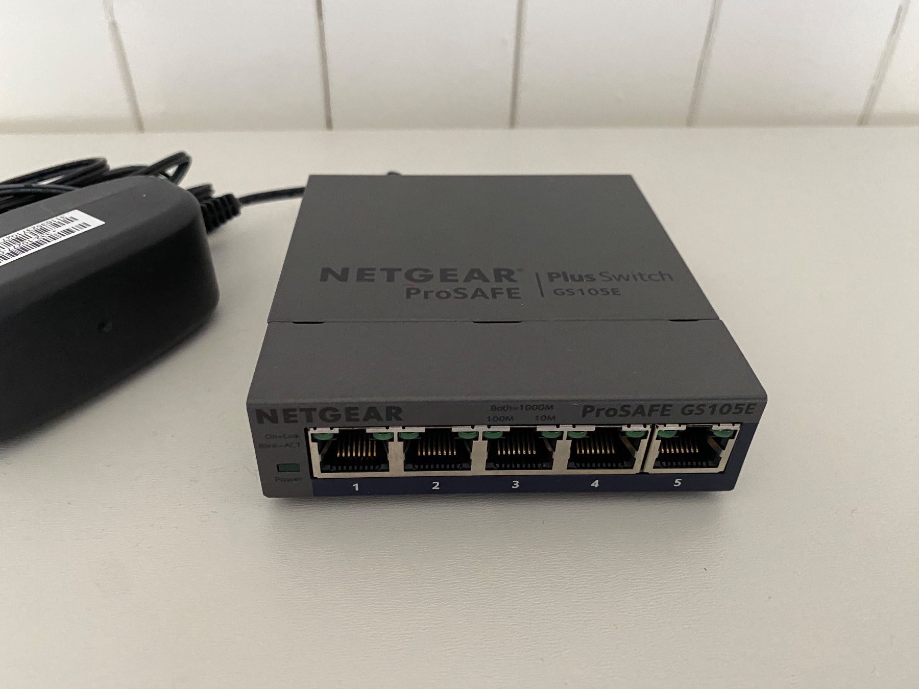 Hub & Switch: Netgear ProSAFE Plus Switch GS105e – Usato da Lungern venduto da Gjump