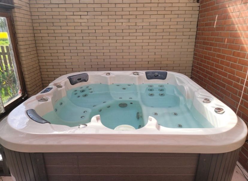 Whirlpool: Whirlpool Innen/Außen 2m X 2m – Gebraucht aus Weiach von