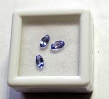 3 kleine Tansanite; oval; zus. 0.7 ct.