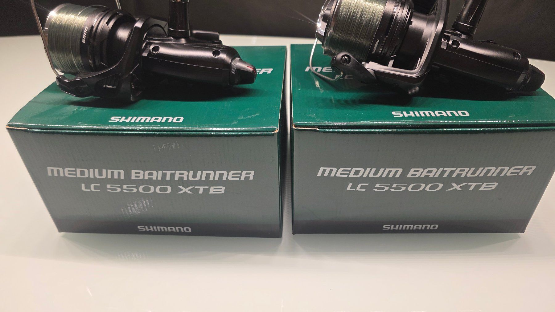 Shimano Tamburi & Mulinelli: 2x Shimano Medium Baitrunner Rollen LC 5500 XTB | NEU | OVP – Nuovo (secondo la descrizione) da Winterthur venduto da Riccimicki 2