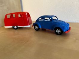 VW-Käfer mit Wohnwagen