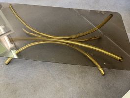 Eleganter Glastisch mit goldenem Gestell