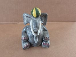 Elefant aus Keramik mit Ball, ca 9cm – dekorative Figur