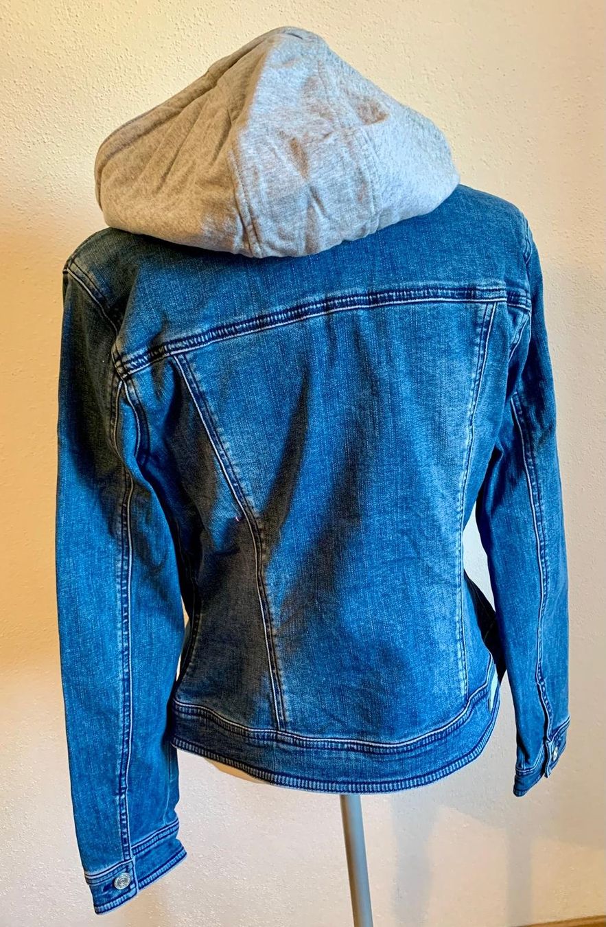 Giacche: Jeansjacke mit Kapuze – Usato da Münchwilen TG venduto da Caroline_T. 1