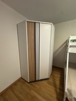 Cabina armadio angolare bianco con inserti legno