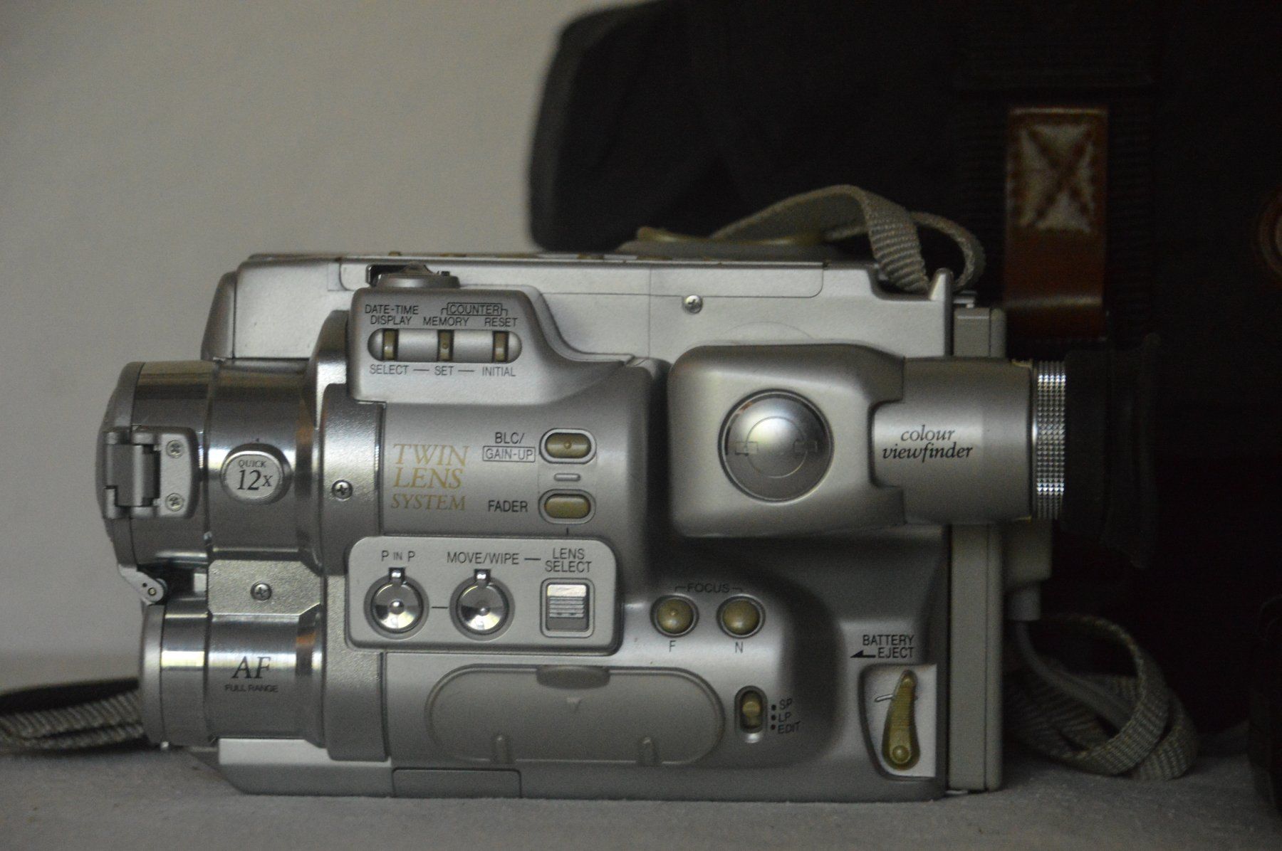 Sharp Videocamere: Camcorder Sharp VL-MX7S-SL Video8 caméscope – Difettoso da Collonges venduto da arashee 1