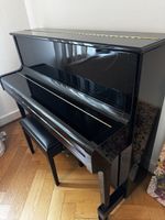Klavier Boston UP-118 PE schwarz poliert Messing