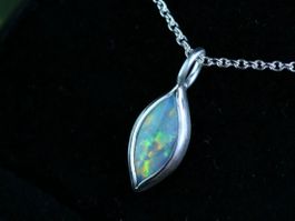 ALMINA Halskette mit Crystal Opal Anhänger aus Silber 925