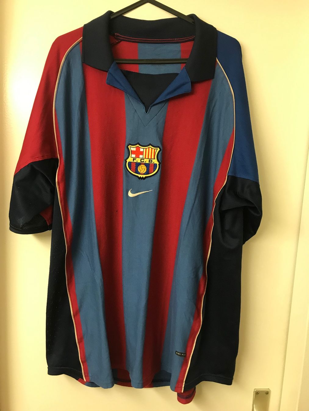 FC Barcelona Leibchen & Hosen: Fc Barcelone 2001/2002 original 100% authentic – Gebraucht aus Genève von RdV-o-BuyMorePayLess 2