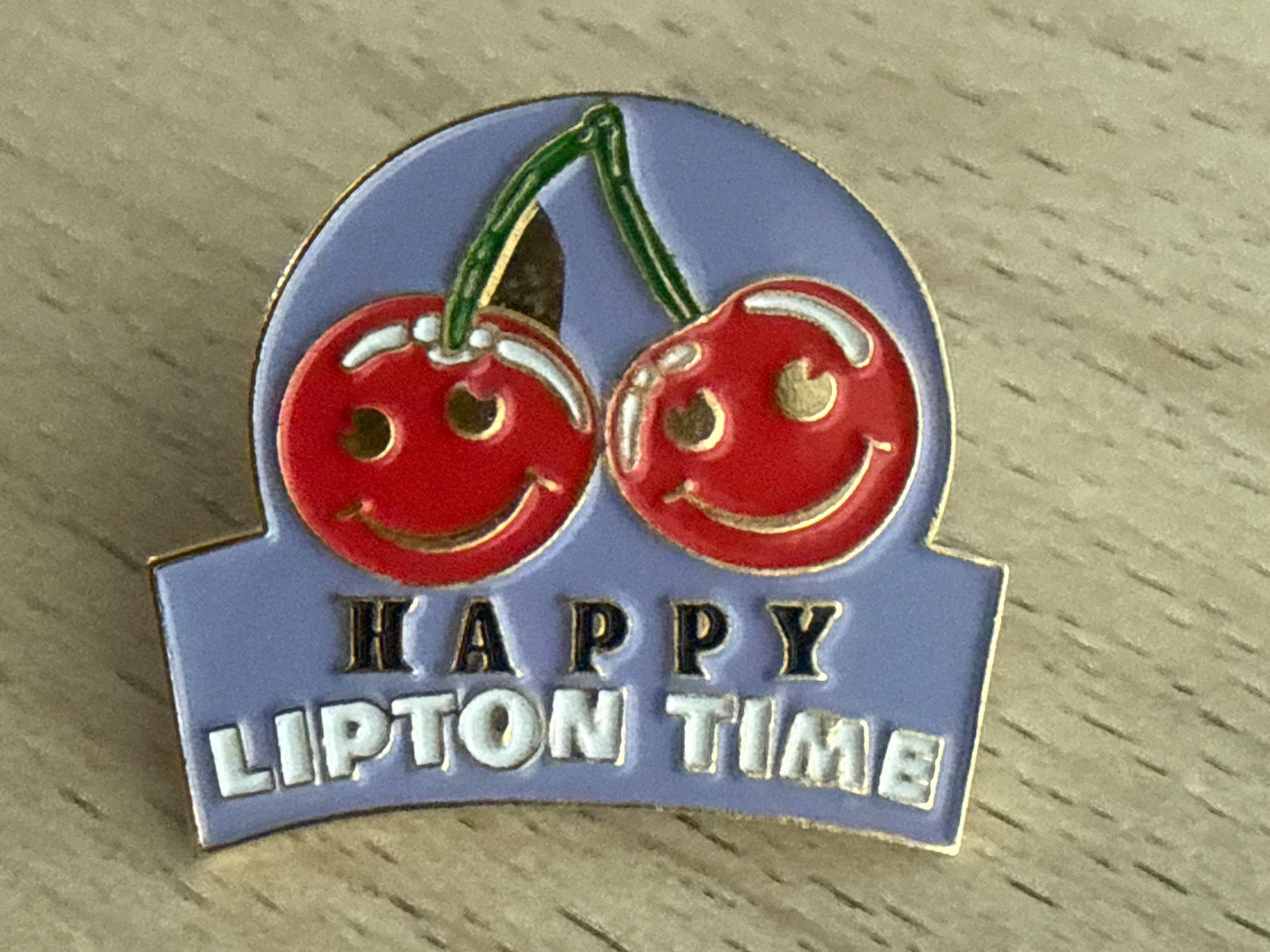 Plaquettes & Badges: Pin Happy Lipton Time – D'occasion à Glattbrugg par Schweigmatt