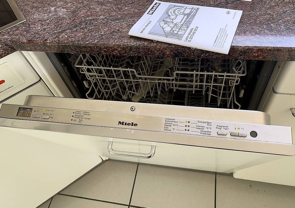 Machines à laver la vaisselle: Lave Vaisselle Miele encastrable – D'occasion à Gland par pao_vh97