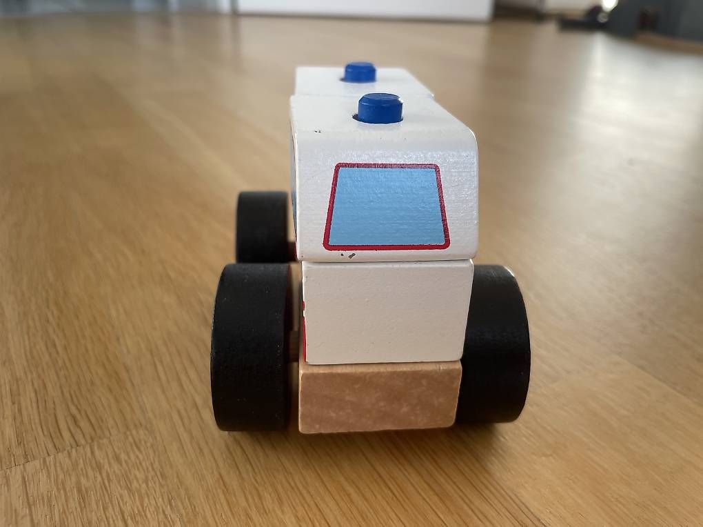 Jouets: Holzspielzeug Ambulanz  – D'occasion à Innerberg par shopp 1