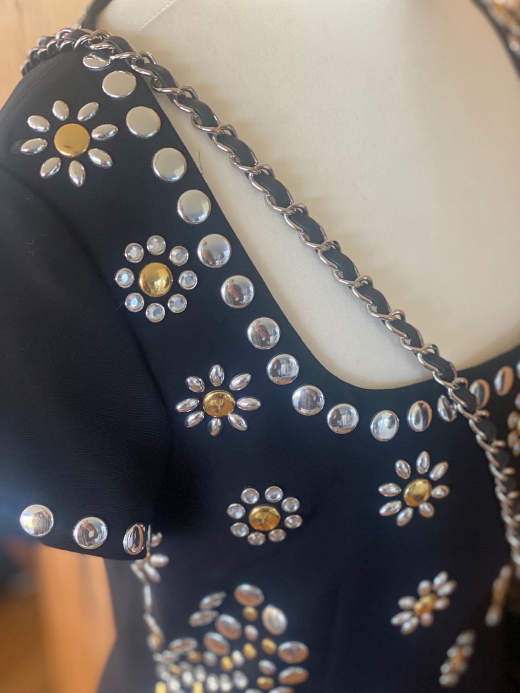 Moschino Vestiti: Moschino Etuikleid – Usato da Uster venduto da Charis5 4