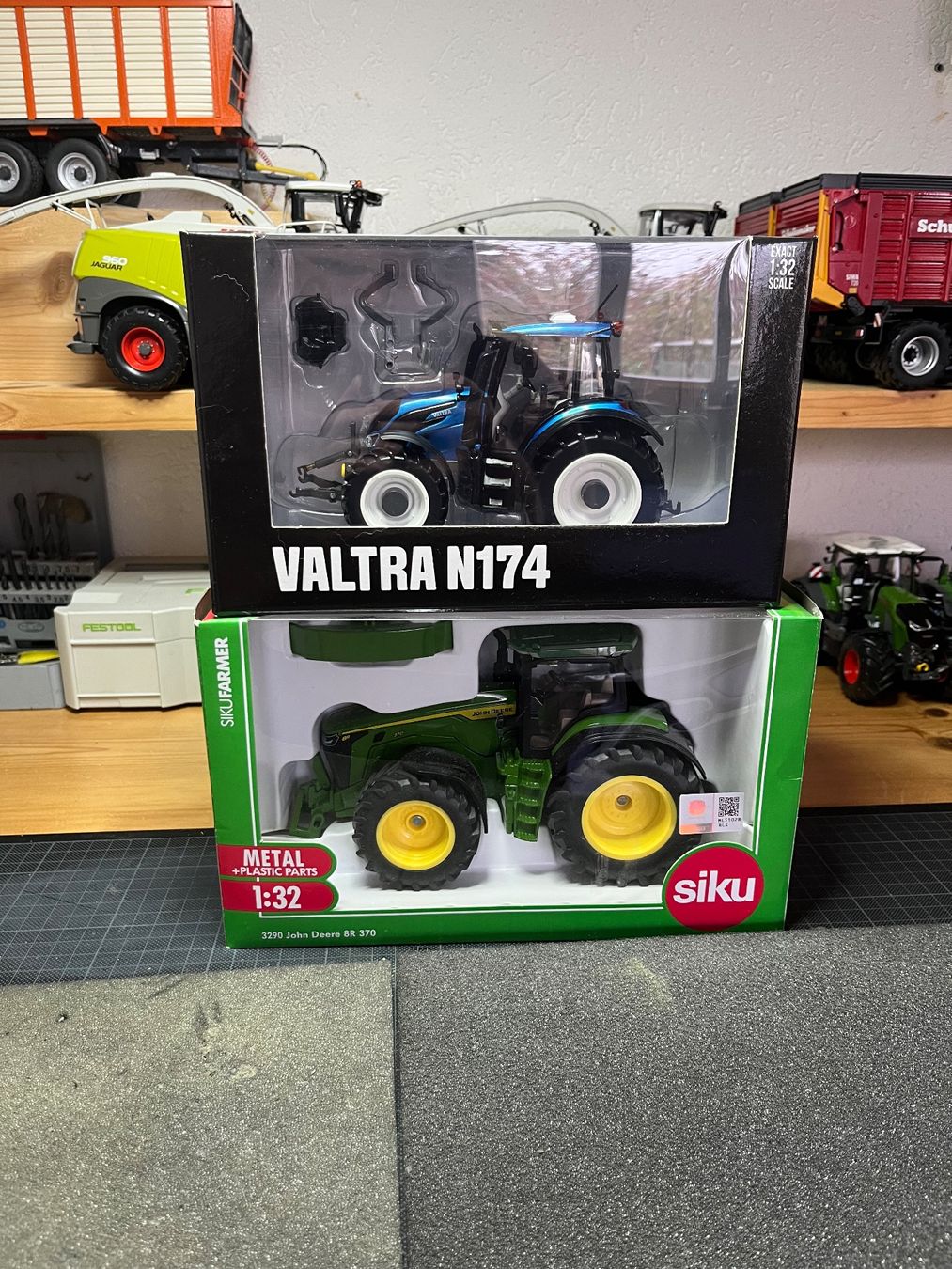 Siku Kit di modellismo & Modellini statici: John Deere 8R370 plus Valtra N174 Modell 1:32 – Nuovo e nell'imballaggio originale da Egg/ Flawil venduto da Claas1997