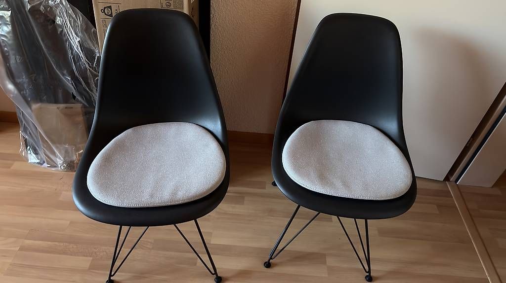 Eames Sedie: Original 4 vitra Eames Stühle und Sessel im Set – Usato da Regensdorf venduto da KlangderWolken 1