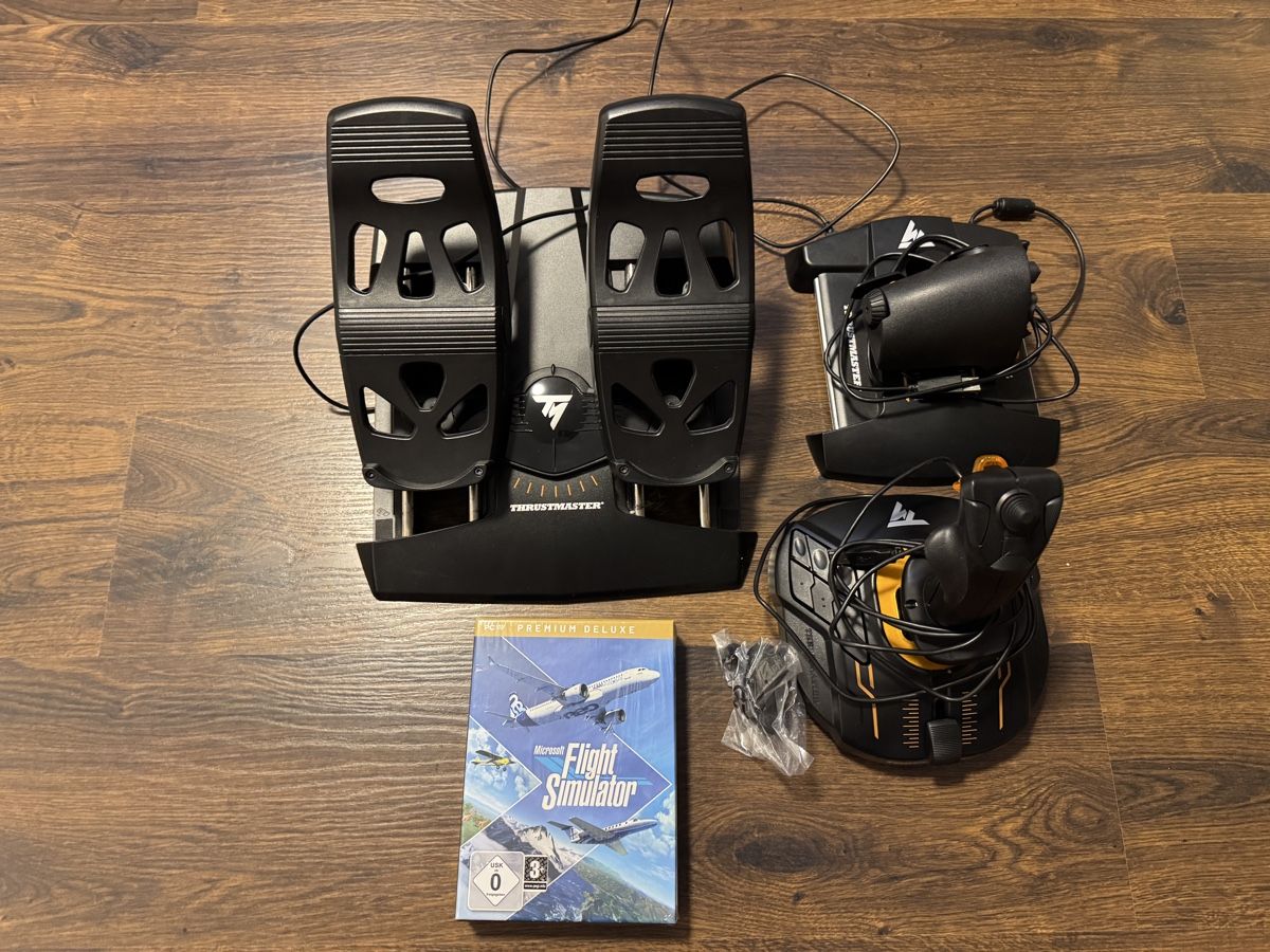 Microsoft Giochi: Flight Simulator Premium Deluxe mit Thrustmaster Joystick – Nuovo (secondo la descrizione) da Felben- Wellhausen venduto da RS8552