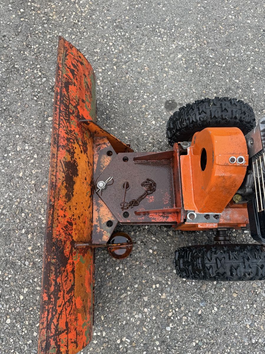 Schneeräumung: Schneerplug Universal mit Briggs Stratton 3.5 PS Motor – Defekt aus Malters von BachBrun 3