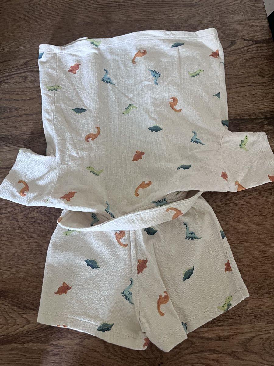 H&M Kleiderpakete & -sets: H&M Dino Froté Set – Gebraucht aus Zollikerberg von LLV 1