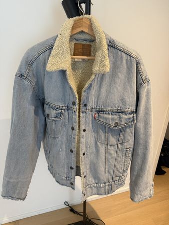 Levi's Sherpa Trucker Jacket - Perfect for Autumn!