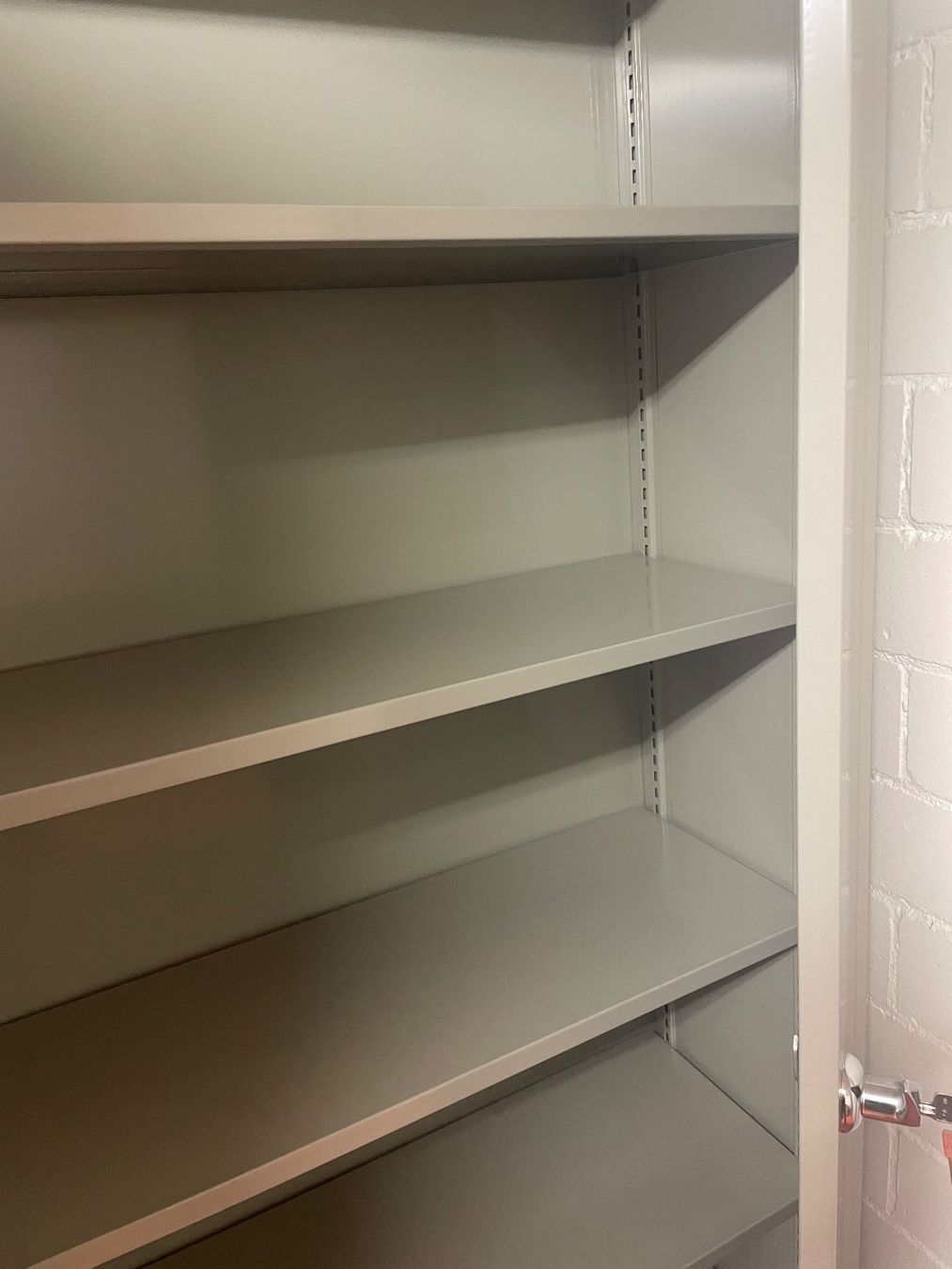 Armadi: Materialschrank metall – Nuovo (secondo la descrizione) da Schübelbach venduto da Huegi24 2