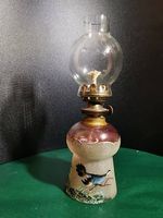 Grandiose Petroleum- oder Öllampe, mit Vogelmotiv bemalt