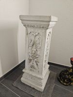 Dekosäule Blumenmotiv aus Steinguss gebraucht in weiss