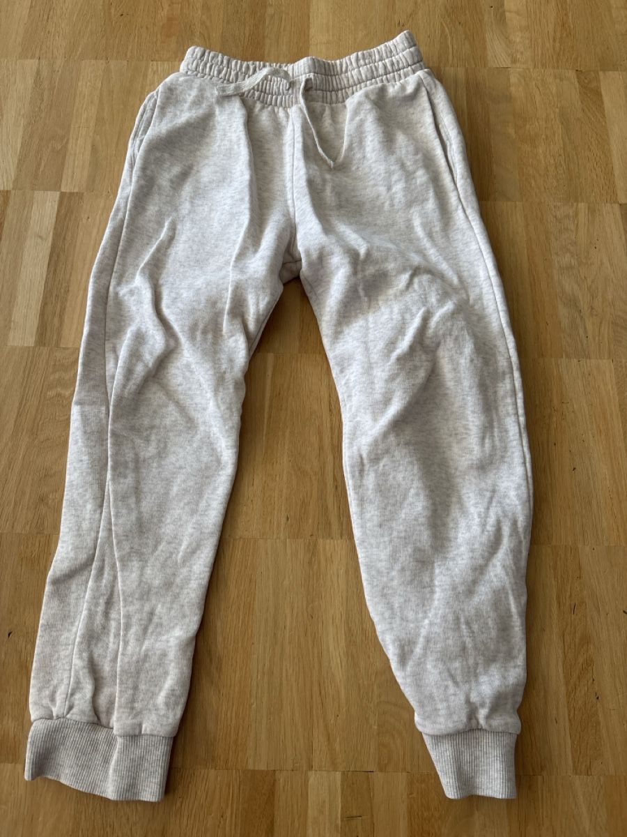 H&M Hosen: Jogginghose hellgrau Grösse 122 guter Zustand – Gebraucht aus Sissach von Hippo200