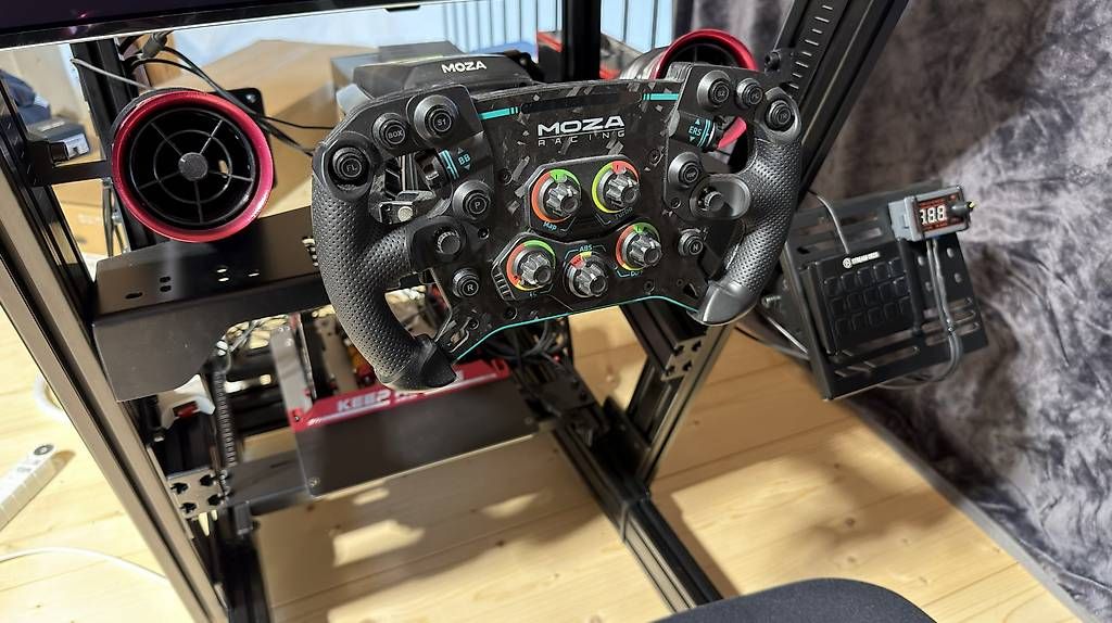Moza Racing Controller: MOZA R16 Sim Rig mit OLED G9 & Simagic P2000 – Gebraucht aus Rossrüti von Kandalf 1