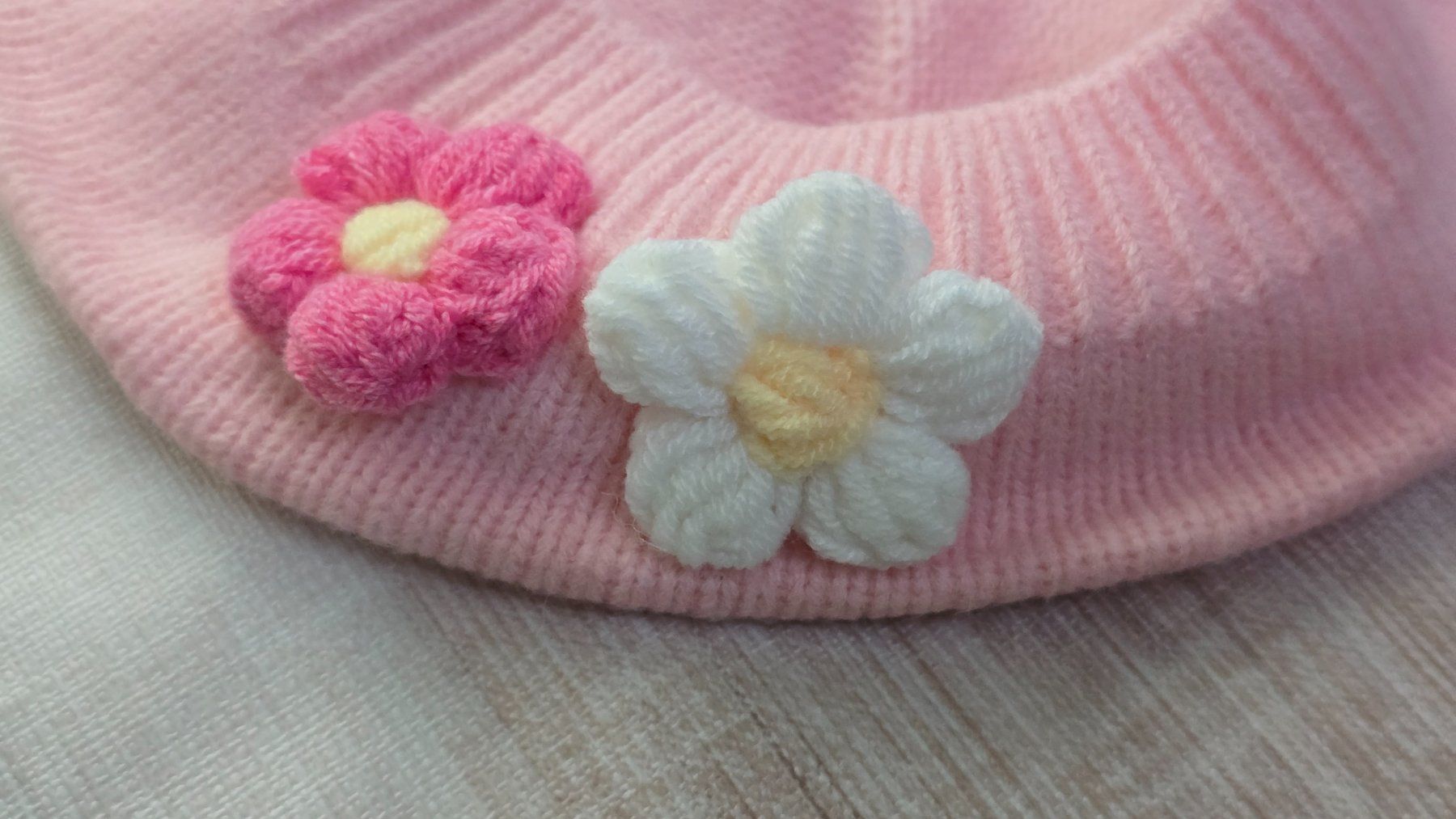 Altro abbigliamento per bambino: 👣 Süsses Strick-Barett mit Häkel-Blumen – Nuovo (secondo la descrizione) da Thalwil venduto da VitaMini 2