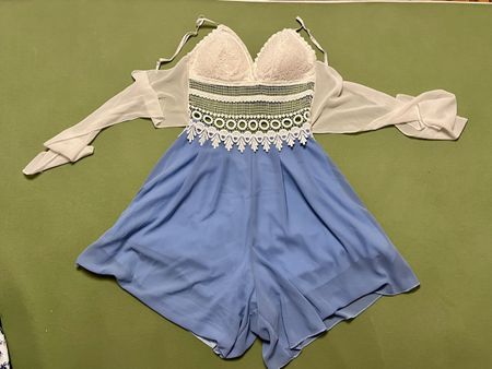 Damen Kleid hellblau mit Spitze integrierte Hose Grösse S 