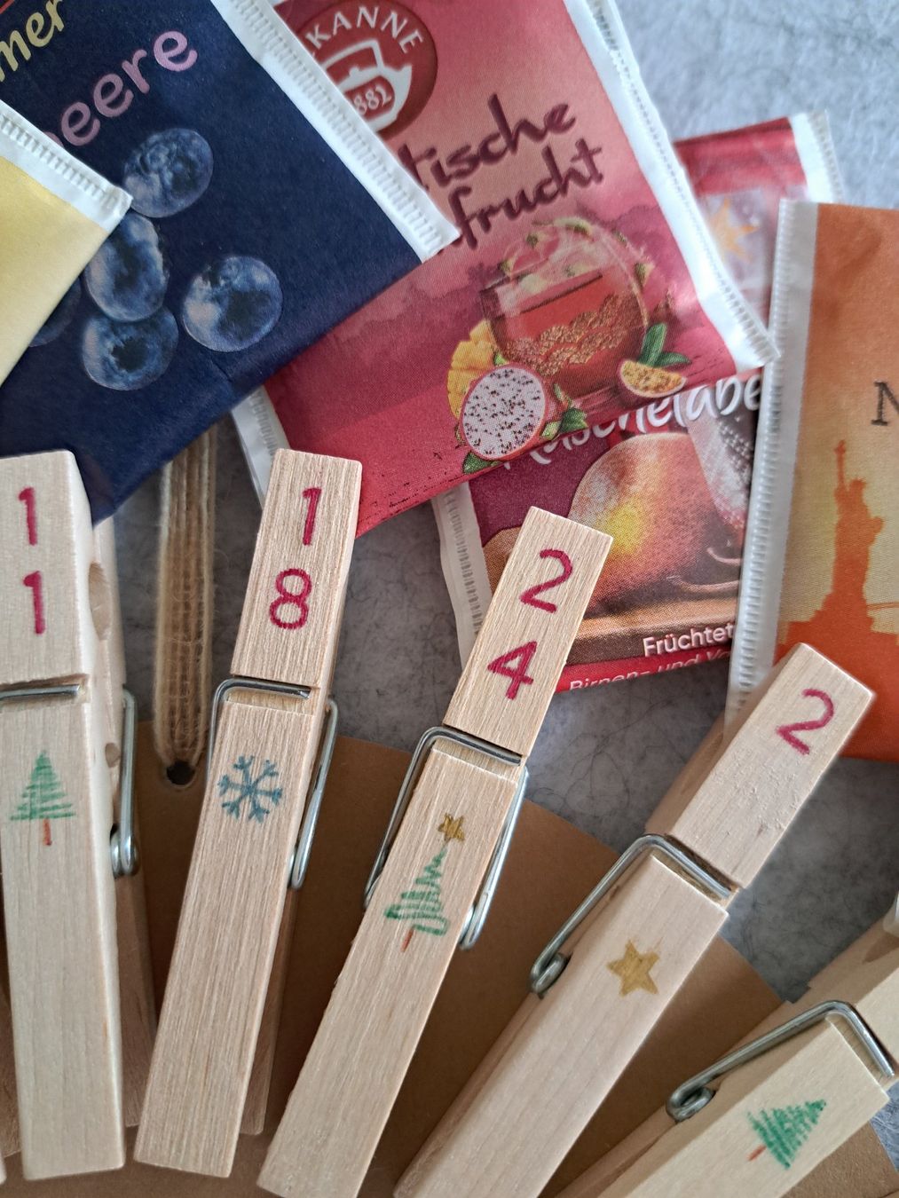 Calendari: Selbstgemachter Tee Adventskalender mit 24 Sorten – Nuovo e nell'imballaggio originale da Pfaffnau venduto da hjp01 3