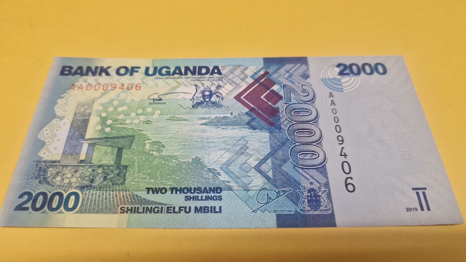 Banconote: Uganda Banknote: 2000 Schilling, Jahr 2010, – Nuovo e nell'imballaggio originale da Herisau venduto da Antiques.AR