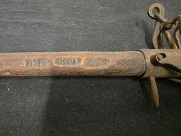 Antike Balkenwaage aus Holz mit Gewicht, Jahrgang 1669