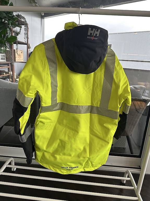 Giacche: Neu: Helly Hansen Warnschutz Winterjacke Gr. M – Usato da Oberhasli venduto da alexandrawuerzburger 1