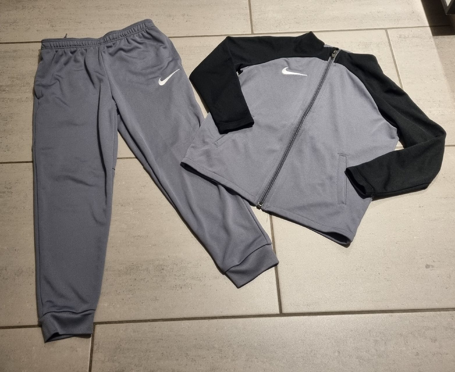 Nike Completi: Nike Trainingsanzug Grau/Schwarz, Grösse 110-116 – Usato da Flumenthal venduto da Krajan