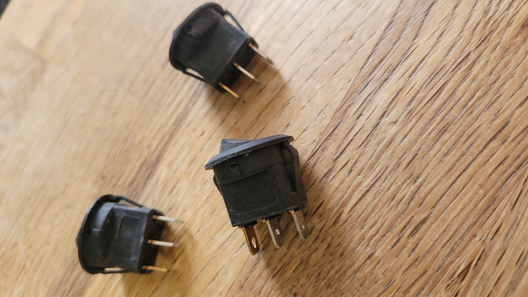Interruttori: Interrupteurs 12V – Usato da Saxon venduto da Sebdem 2