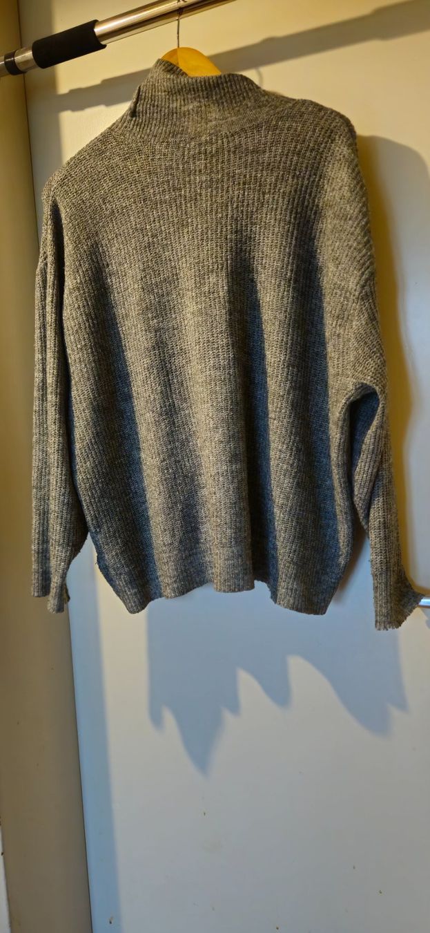 H&M Pullover & Sweatshirts: Warmer H&M Strickpullover, Oversize, Grau, Grösse S – Gebraucht aus Basel von NikaV13 1