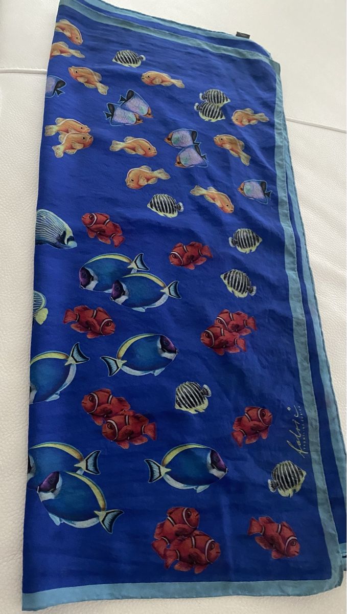 Fabric Frontline Foulard & Sciarpe: Fabric Frontline Seiden Schal 🌸 – Usato da Opfikon venduto da Luis144