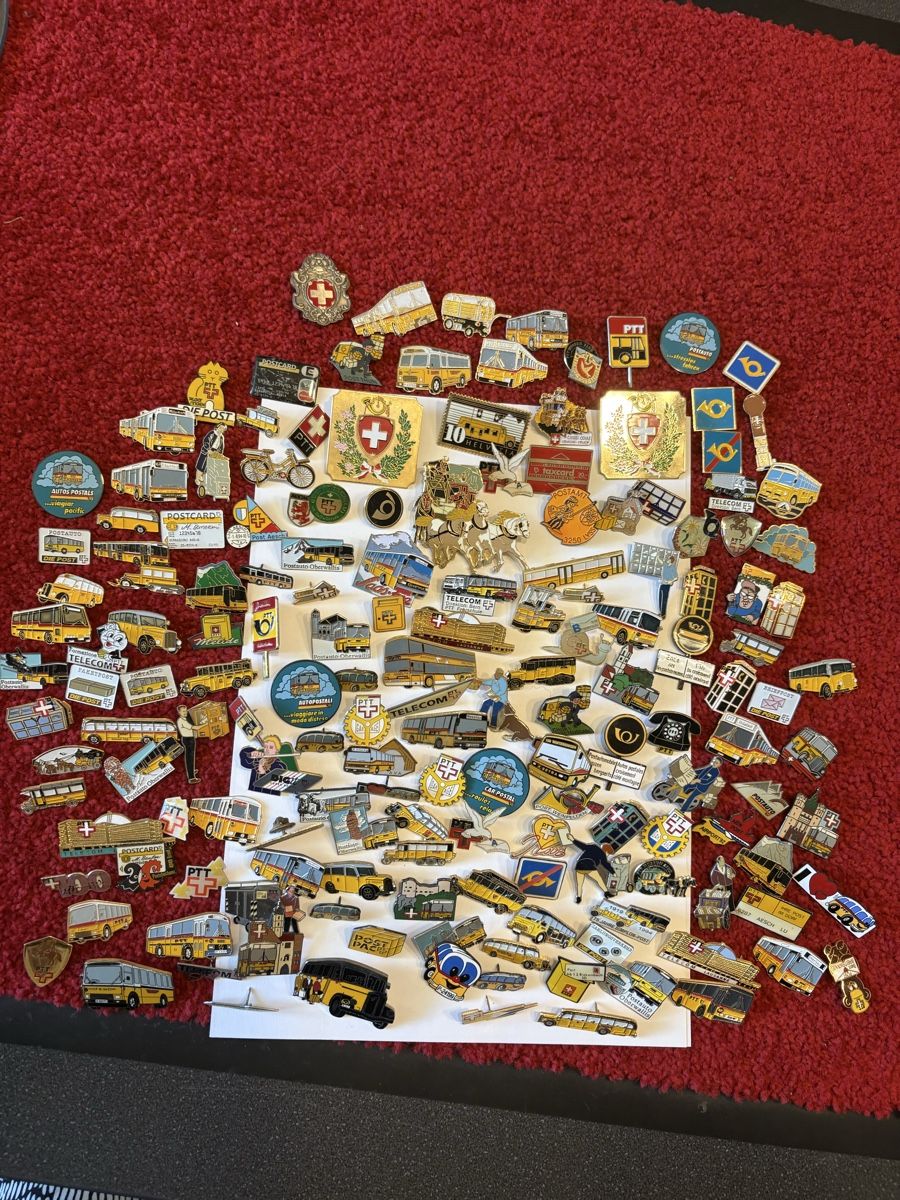 Broschen & Nadeln: Mehr als 140 Post Pins  – Gebraucht aus Murten von Tzaugg