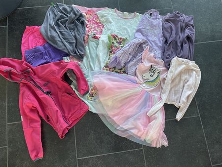 Kleiderpaket 1 Mädchen Grösse 122/128 (13 Teile)