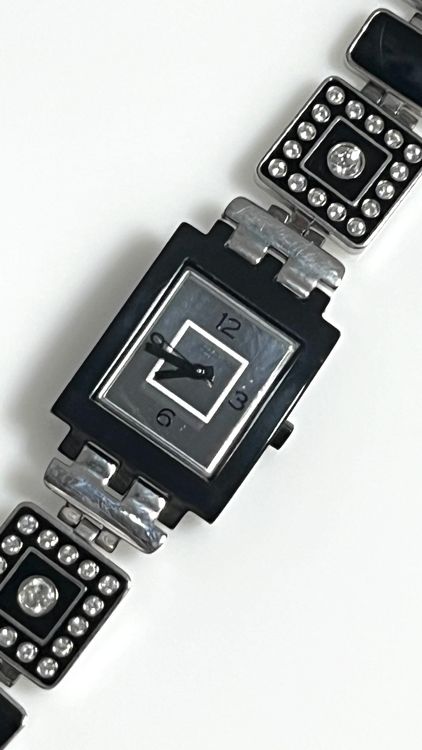 Elegante Damen Uhr mit Strass-Details, 1