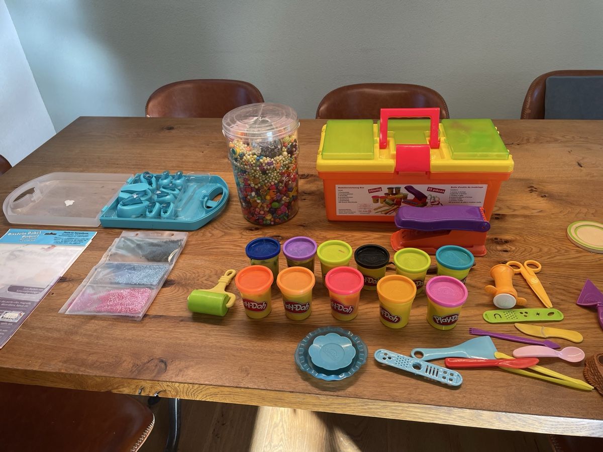 Kit bricolage: Basteln: Perlen, Knete, Schrumpffolie  – Usato da Niederbüren venduto da Poschti_19