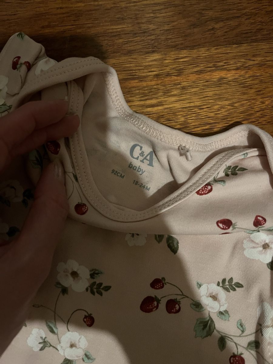 C&A Biancheria intima: Babybody mit Erdbeeren, Grösse 92 – Usato da Männedorf venduto da Qurop 1