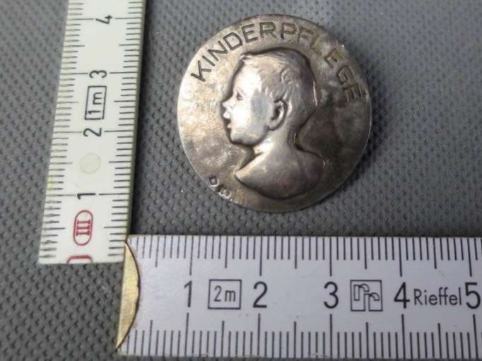 Broches & Aiguilles: Brosche "Kinderpflege" – D'occasion à Zürich par 1.Simon 4