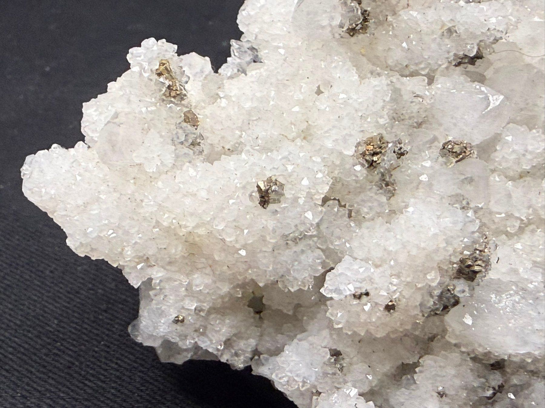 Minéraux & Lithothérapie: Pyrit auf Multigenerationen-Quarz – D'occasion à Schinznach Bad par Demerald 1