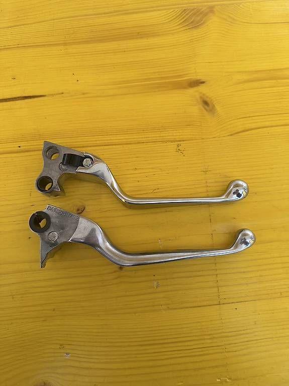 Harley-Davidson Tutti i ricambio per moto: Brems- und Kupplungshebel Harley Davidson – Usato da Wohlen AG venduto da Capo13 1