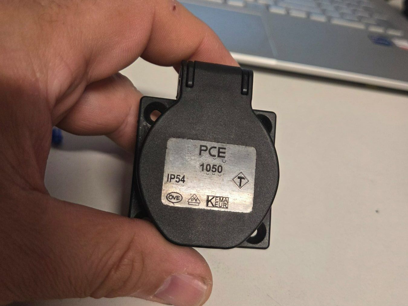 Spine: PCE Schuko Einbau Steckdose mit Klappdeckel IP54 – Usato da Zürich venduto da Alibaba1234