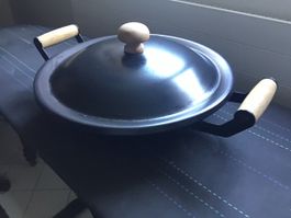 Poêle wok en fonte avec couvercle et poignées en bois bon ét